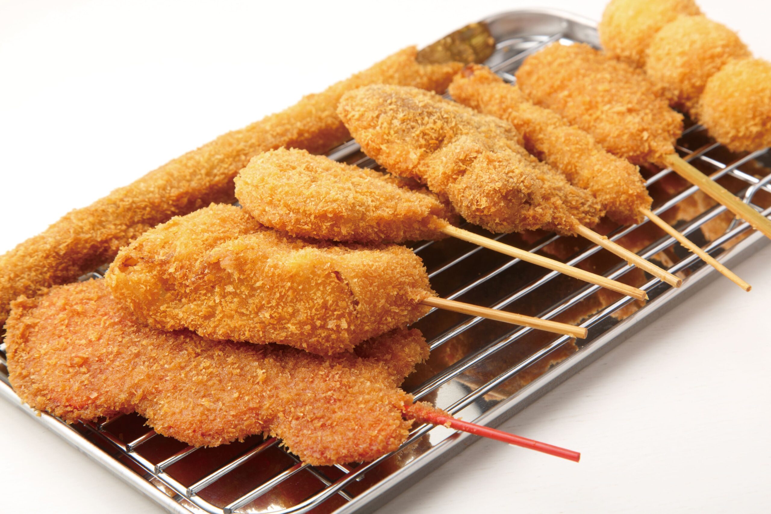 【串カツ盛り合せ】
900円（税込）～
魚介や豚、鶏などを豪快に揚げました！