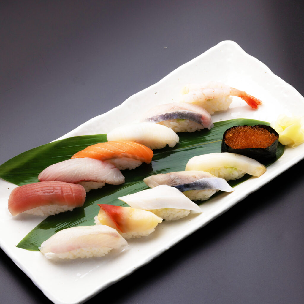 【こだわりの寿司】
220円（税込）～
お寿司の盛り合わせもございます！